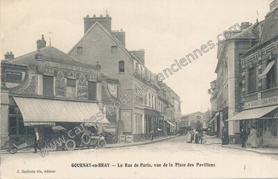 Carte postale ancienne La Rue de Paris, vue de la Place des Pavillons — Gournay-en-Bray (Seine-Maritime)