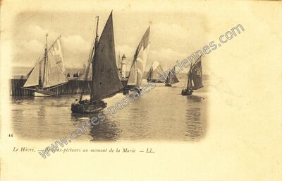 Carte postale ancienne Bateaux-pêcheurs au moment de la Marée — Le Havre (Seine-Maritime)