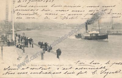 Carte postale ancienne Bateau à vapeur dans l'avant-port — Le Havre (Seine-Maritime)