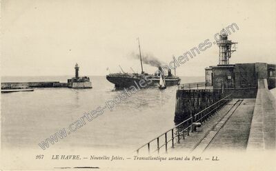 Carte postale ancienne Nouvelles Jetées. — Transatlantique sortant du Port — Le Havre (Seine-Maritime)