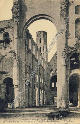 Carte postale ancienne Ancienne Abbaye - La Nef et les Bas-côtés de l'Eglise Notre-Dame — Jumièges (Seine-Maritime)