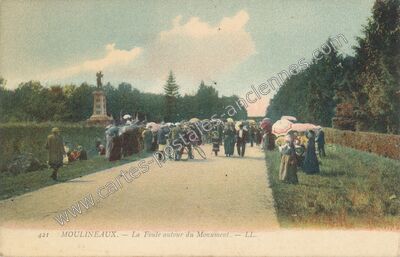 Carte postale ancienne La Foule autour du Monument — Moulineaux (Seine-Maritime)