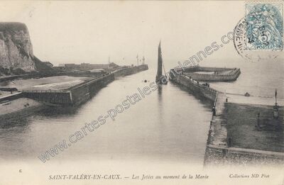Carte postale ancienne Les Jetées au moment de la Marée — Saint-Valery-en-Caux (Seine-Maritime)