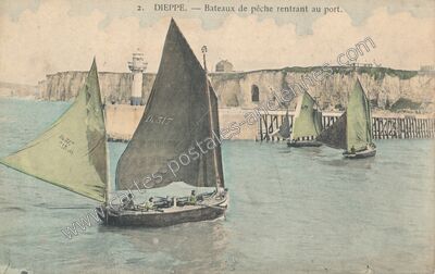 Carte postale ancienne Bateaux de pêche rentrant au port — Dieppe (Seine-Maritime)