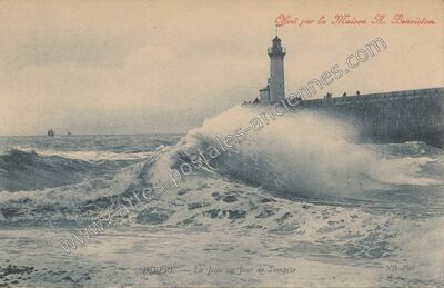 Carte postale ancienne La Jetée un Jour de Tempête — Dieppe (Seine-Maritime)