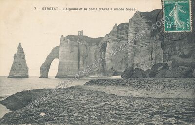 Carte postale ancienne L'Aiguille et la porte d'Aval à marée basse — Étretat (Seine-Maritime)