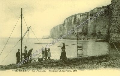 Carte postale ancienne Les Falaises. - Pêcheurs d'Eperlans — Étretat (Seine-Maritime)