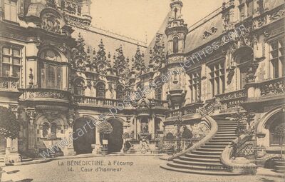 Carte postale ancienne La Bénédictine, Cour d'honneur — Fécamp (Seine-Maritime)