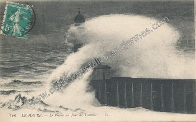 Carte postale ancienne Le Phare un Jour de Tempête — Le Havre (Seine-Maritime)
