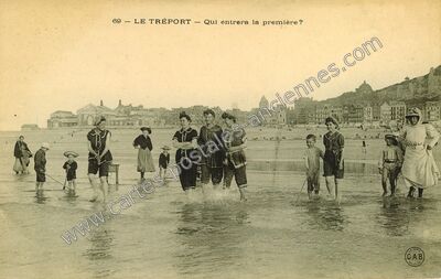 Carte postale ancienne Qui entrera la première ? — Le Tréport (Seine-Maritime)