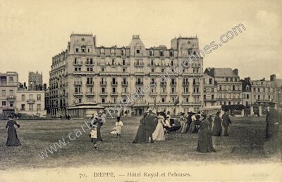 Carte postale ancienne Hôtel Royal et Pelouses — Dieppe (Seine-Maritime)