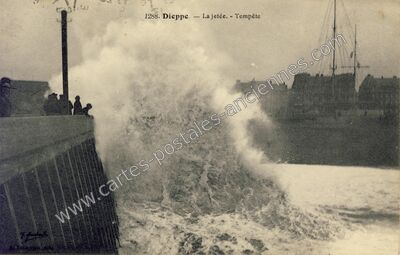 Carte postale ancienne La jetée. - Tempête — Dieppe (Seine-Maritime)