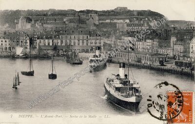 Carte postale ancienne L'Avant-Port. — Sortie de la Malle — Dieppe (Seine-Maritime)