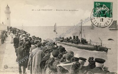 Carte postale ancienne Entrée d'un torpilleur — Le Tréport (Seine-Maritime)