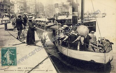 Carte postale ancienne Attendant le départ pour la promenade en mer — Le Tréport (Seine-Maritime)