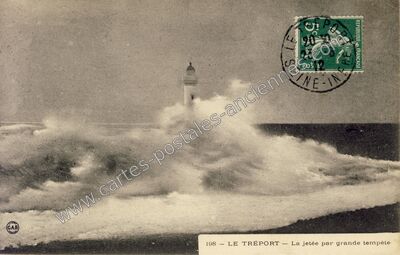 Carte postale ancienne La jetée par grande tempête — Le Tréport (Seine-Maritime)