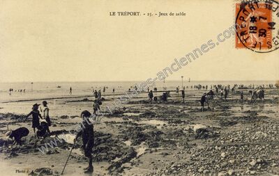 Carte postale ancienne Jeux de sable — Le Tréport (Seine-Maritime)