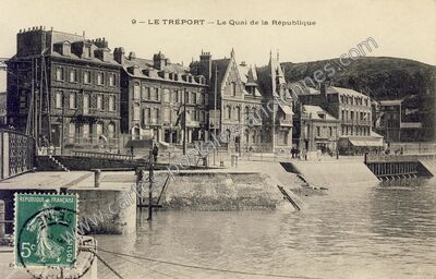 Carte postale ancienne Le Quai de la République — Le Tréport (Seine-Maritime)