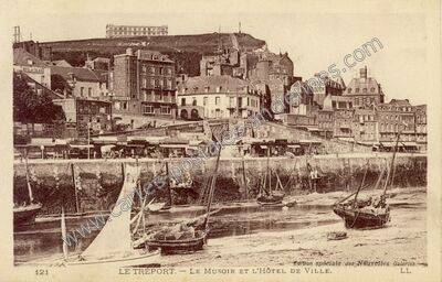Carte postale ancienne Le Musoir et l'Hôtel de Ville — Le Tréport (Seine-Maritime)