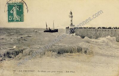 Carte postale ancienne La Jetée par gros temps — Le Tréport (Seine-Maritime)