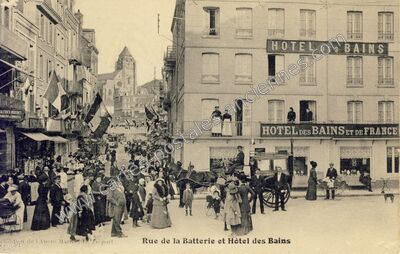 Carte postale ancienne Rue de la Batterie et Hôtel des Bains — Le Tréport (Seine-Maritime)