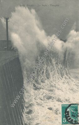 Carte postale ancienne La Jetée. - Tempête — Dieppe (Seine-Maritime)