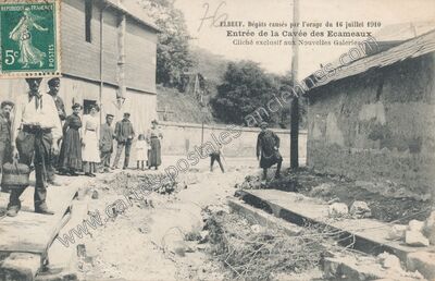 Carte postale ancienne Dégâts causés par l'orage du 16 juillet 1910 / Entrée de la Cavée des Ecameaux — Elbeuf (Seine-Maritime)