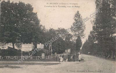 Carte postale ancienne Carrefour de la Pyramide, route de Melun — Brunoy (Essonne)