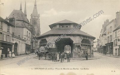 Carte postale ancienne Place du Marché aux Herbes - Les Halles — Dourdan (Essonne)