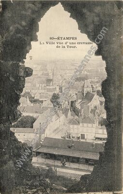 Carte postale ancienne La Ville vue d'une crevasse de la Tour — Étampes (Essonne)