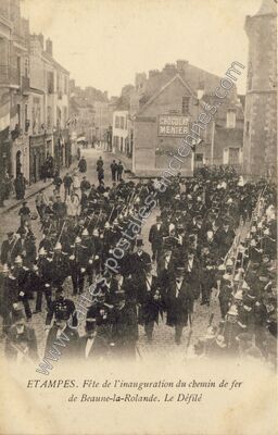 Carte postale ancienne Fête de l'inauguration du chemin de fer de Beaune-la-Rolande. Le Défilé — Étampes (Essonne)