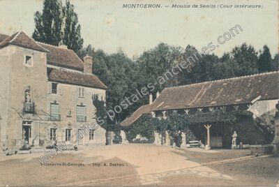 Carte postale ancienne Moulin de Senlis (Cour intérieure) — Montgeron (Essonne)