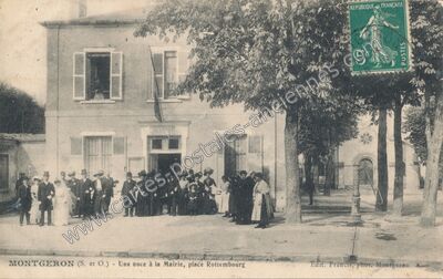 Carte postale ancienne Une noce à la Mairie, place Rottembourg — Montgeron (Essonne)