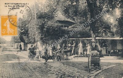 Carte postale ancienne La Rue de Crosnes, Le Marché — Montgeron (Essonne)