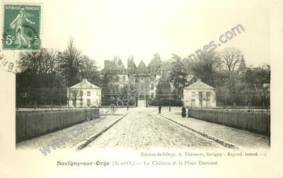 Carte postale ancienne Le Château et la Place Davoust — Savigny-sur-Orge (Essonne)
