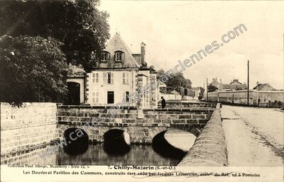 Carte postale ancienne Les Douves et Pavillon des Communs, construits vers 1630 par Jacques Lemercier — Chilly-Mazarin (Essonne)