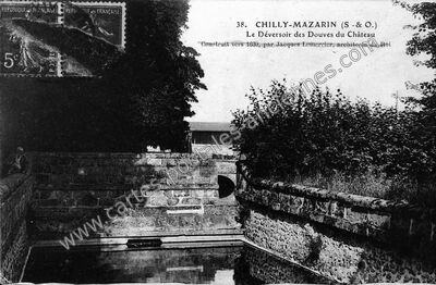 Carte postale ancienne Le Déversoir des Douves du Château — Chilly-Mazarin (Essonne)