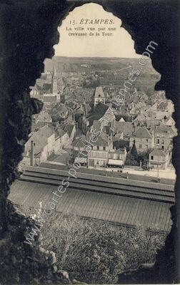 Carte postale ancienne La ville vue par une crevasse de la Tour — Étampes (Essonne)