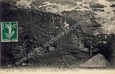 Carte postale ancienne La descente des Grottes — Arcy-sur-Cure (Yonne)