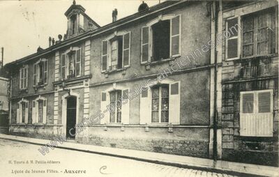 Carte postale ancienne Lycée de jeunes Filles — Auxerre (Yonne)