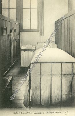 Carte postale ancienne Lycée de Jeunes Filles - Chambre d'Elève — Auxerre (Yonne)