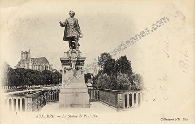 Carte postale ancienne La Statue de Paul Bert — Auxerre (Yonne)