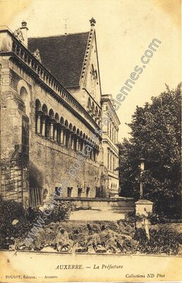 Carte postale ancienne La Préfecture — Auxerre (Yonne)