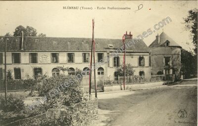 Carte postale ancienne Ecoles Professionnelles — Bléneau (Yonne)