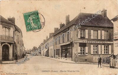 Carte postale ancienne Rue de l'Hôtel-de-Ville — Chéroy (Yonne)
