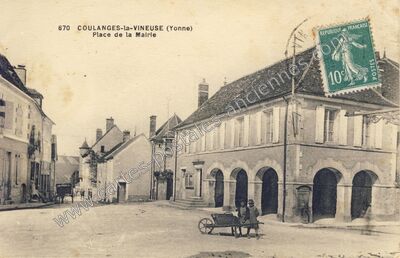 Carte postale ancienne Place de la Mairie — Coulanges-la-Vineuse (Yonne)