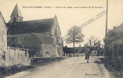 Carte postale ancienne Entrée du Pays, route venant de St-Sauveur — Sainte-Colombe (Yonne)