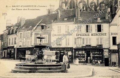 Carte postale ancienne La Place des Fontaines — Saint-Florentin (Yonne)