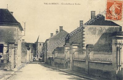 Carte postale ancienne Grande-Rue et Ecoles — Val-de-Mercy (Yonne)