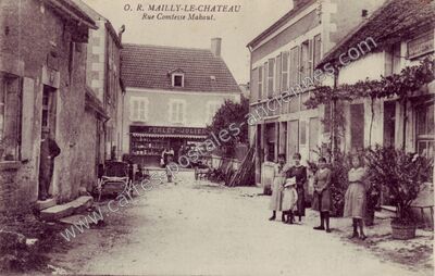 Carte postale ancienne Rue Comtesse Mahaut — Mailly-le-Château (Yonne)